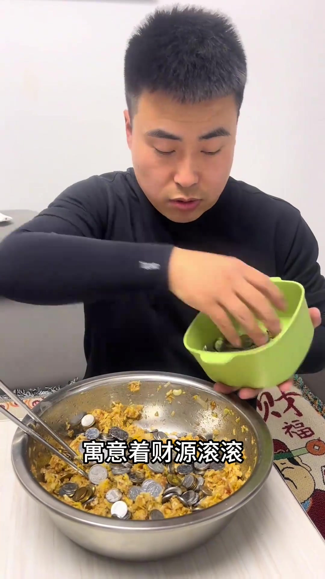 男子包饺子放硬币,寓意财源滚滚,不料饺子竟硬成“牙”!