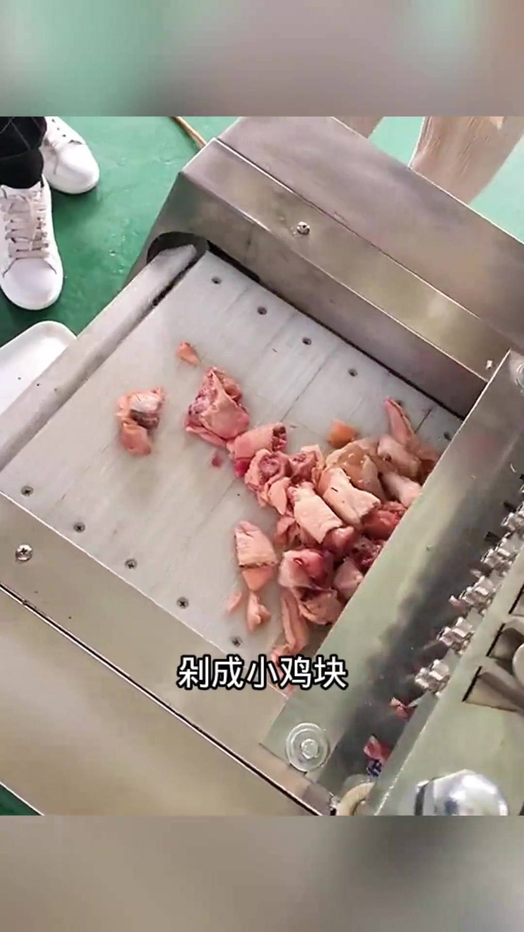 高科技厨房利器:轻松剁鸡块,仿手工设计真神奇!