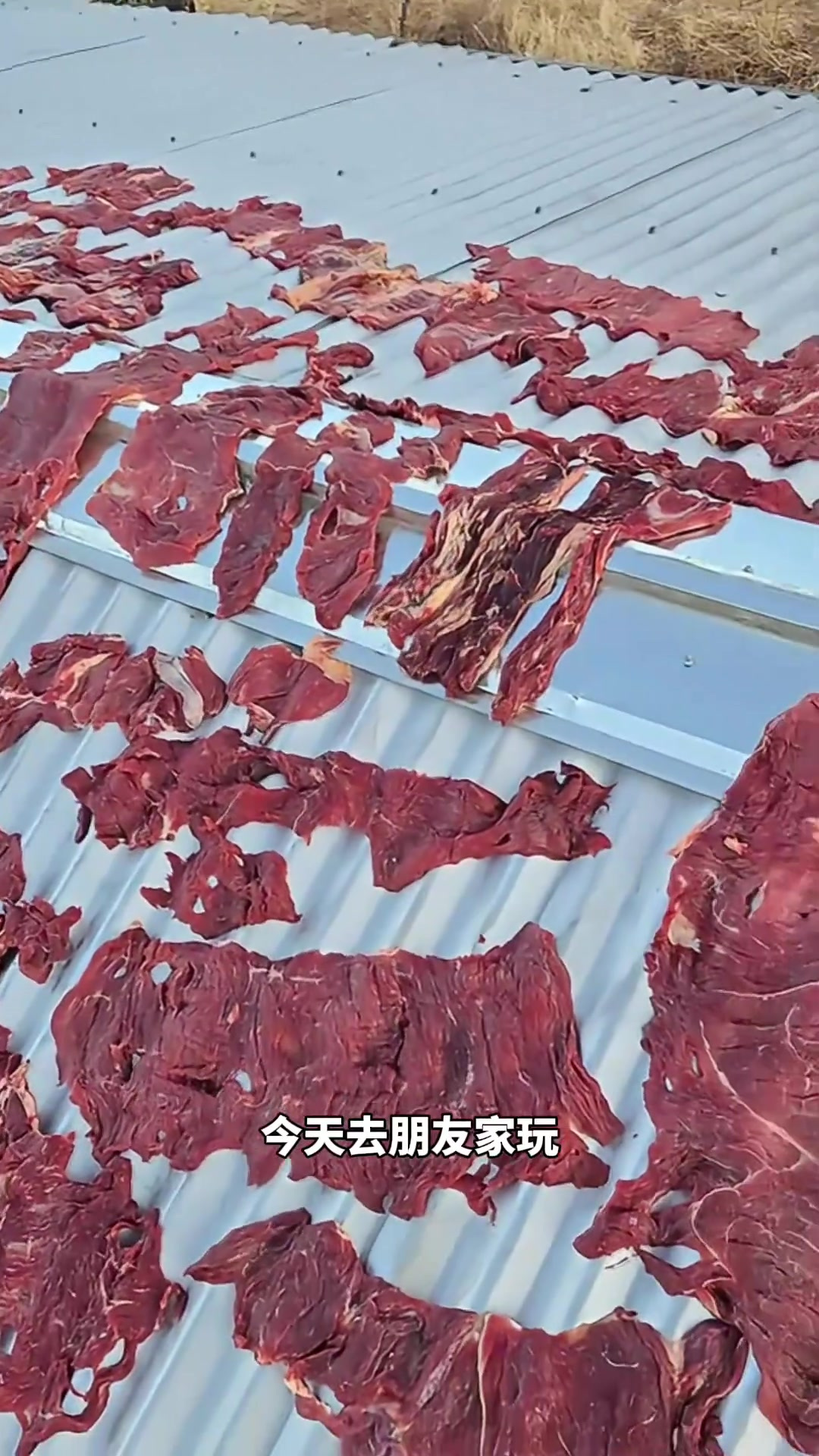 揭秘牛肉干制作过程:自然风干与传统炭火烤的区别与迷思