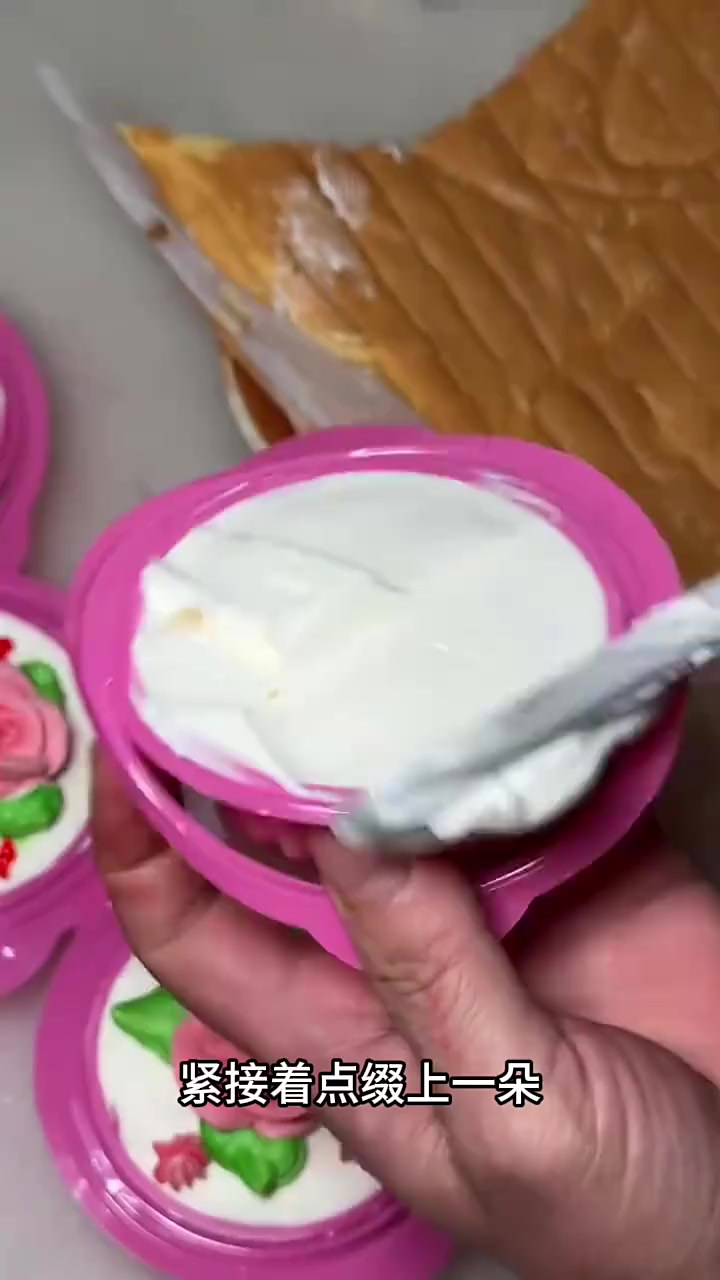 用奶油和果酱DIY儿童时期最爱花篮蛋糕的简单步骤