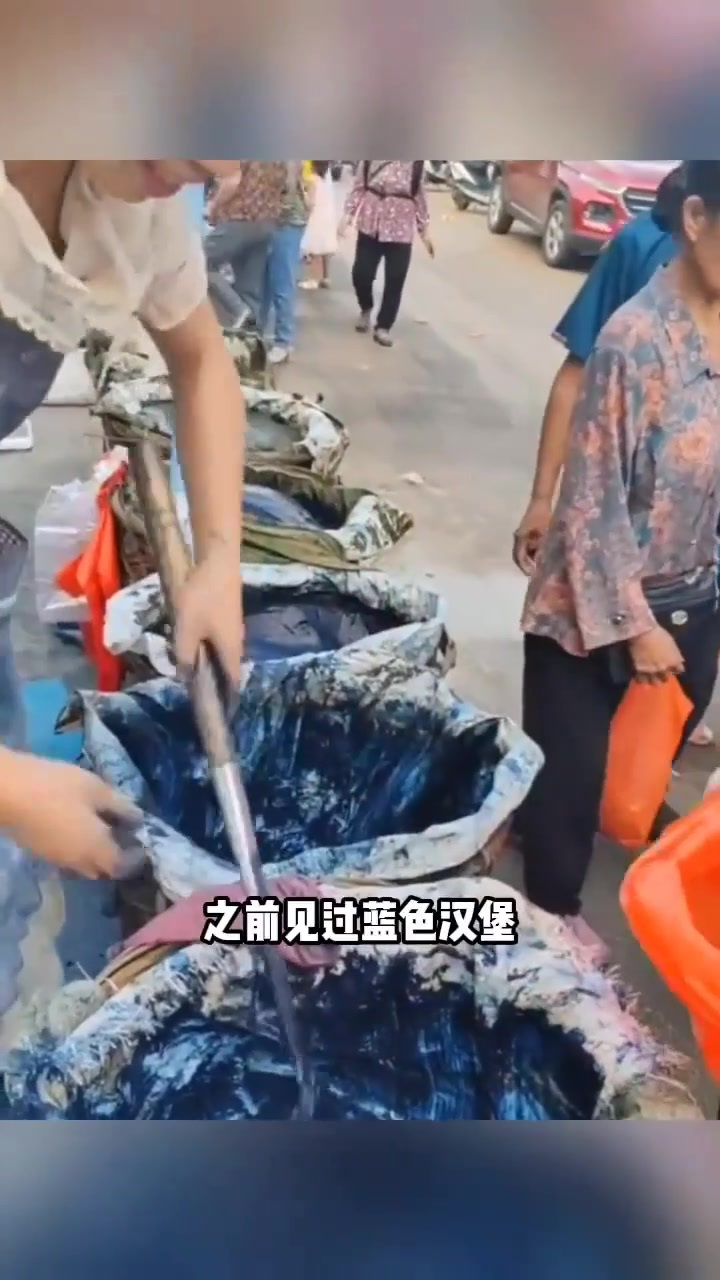 听说过蓝色汉堡蓝色可乐的,这个不用勺子能吃吗