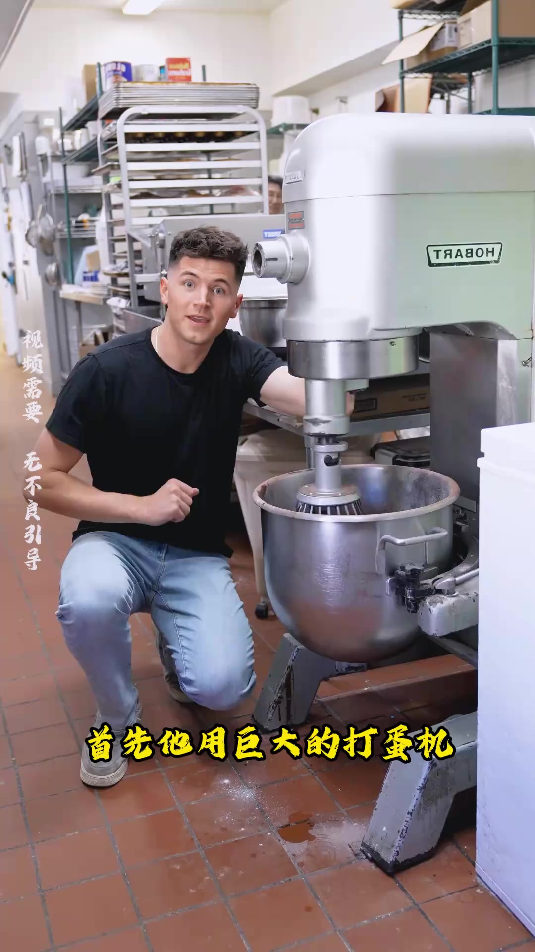 世界最大甜甜圈诞生:小伙用百盘蛋糕打造巨型美味糖果