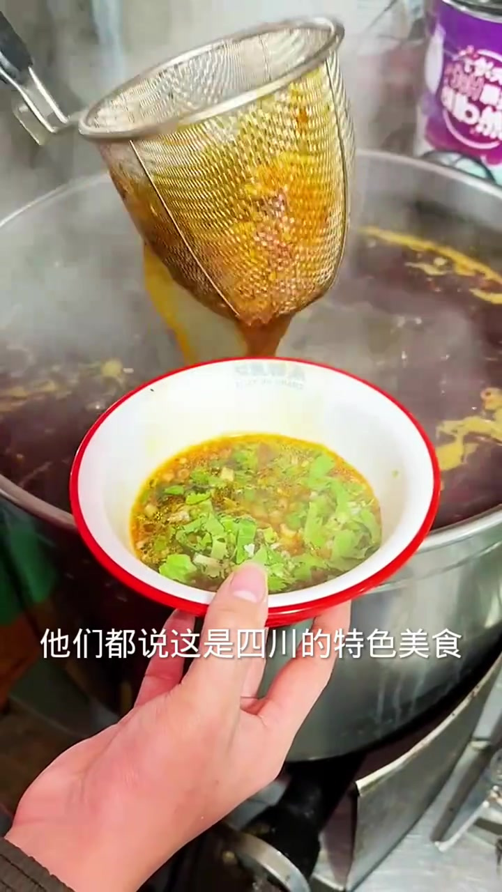 四川特色美食大揭秘:你吃过这种麻辣烫风味的面食吗?
