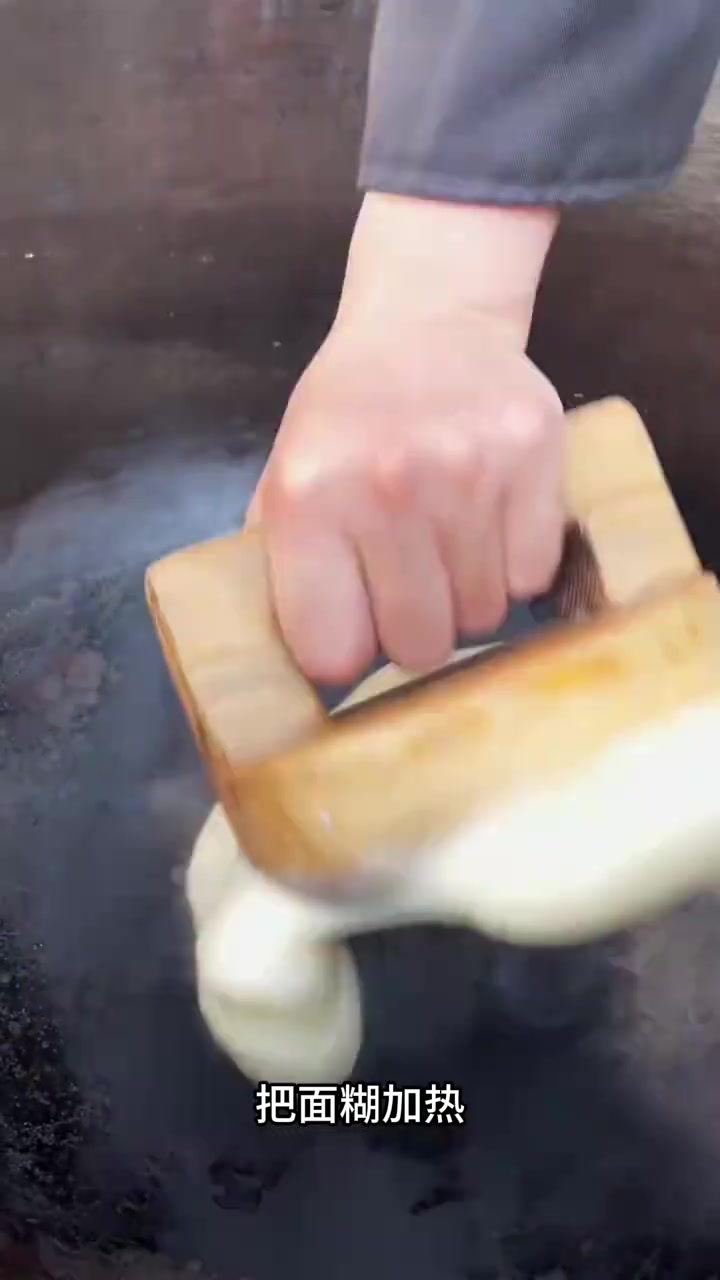 别再以为是在做馒头,这其实是在制作美味红油凉面!