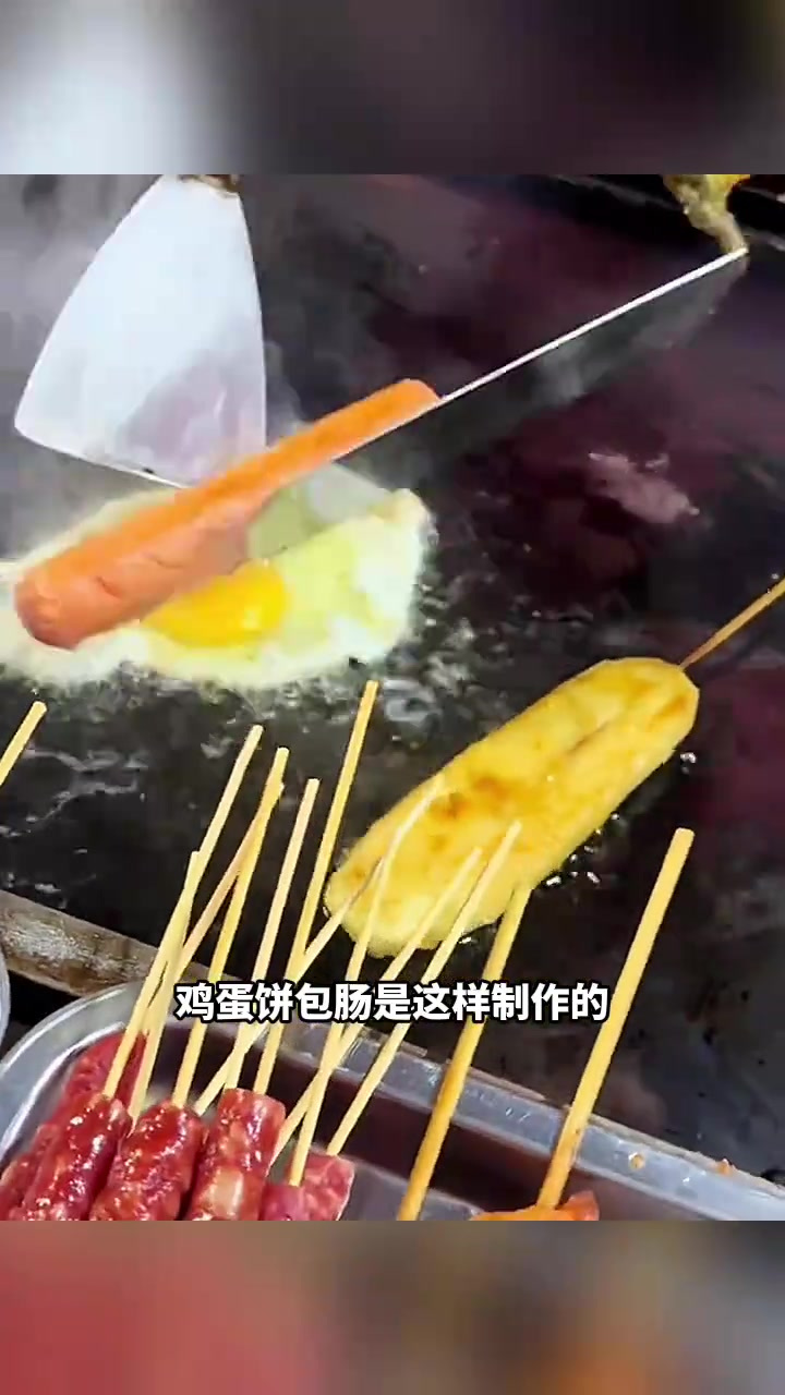 鸡蛋饼包肠的神奇制作过程,简单却美味难抵挡!