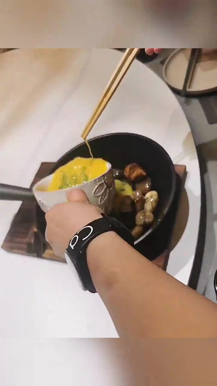 这家店的特色菜,石头里面挑鸡蛋