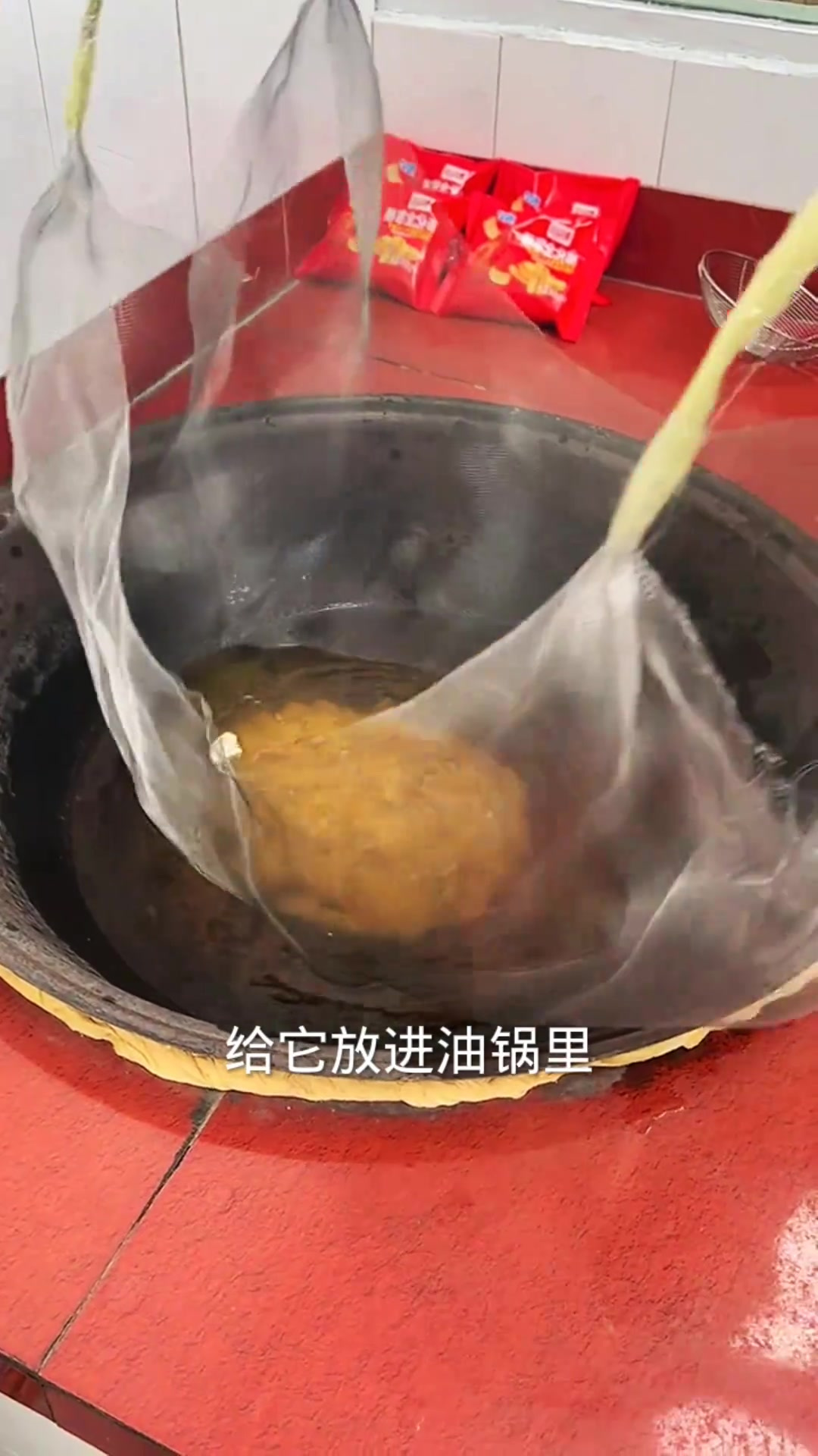 炸虾片的奥秘:小片瞬间膨胀成大片的奇妙过程