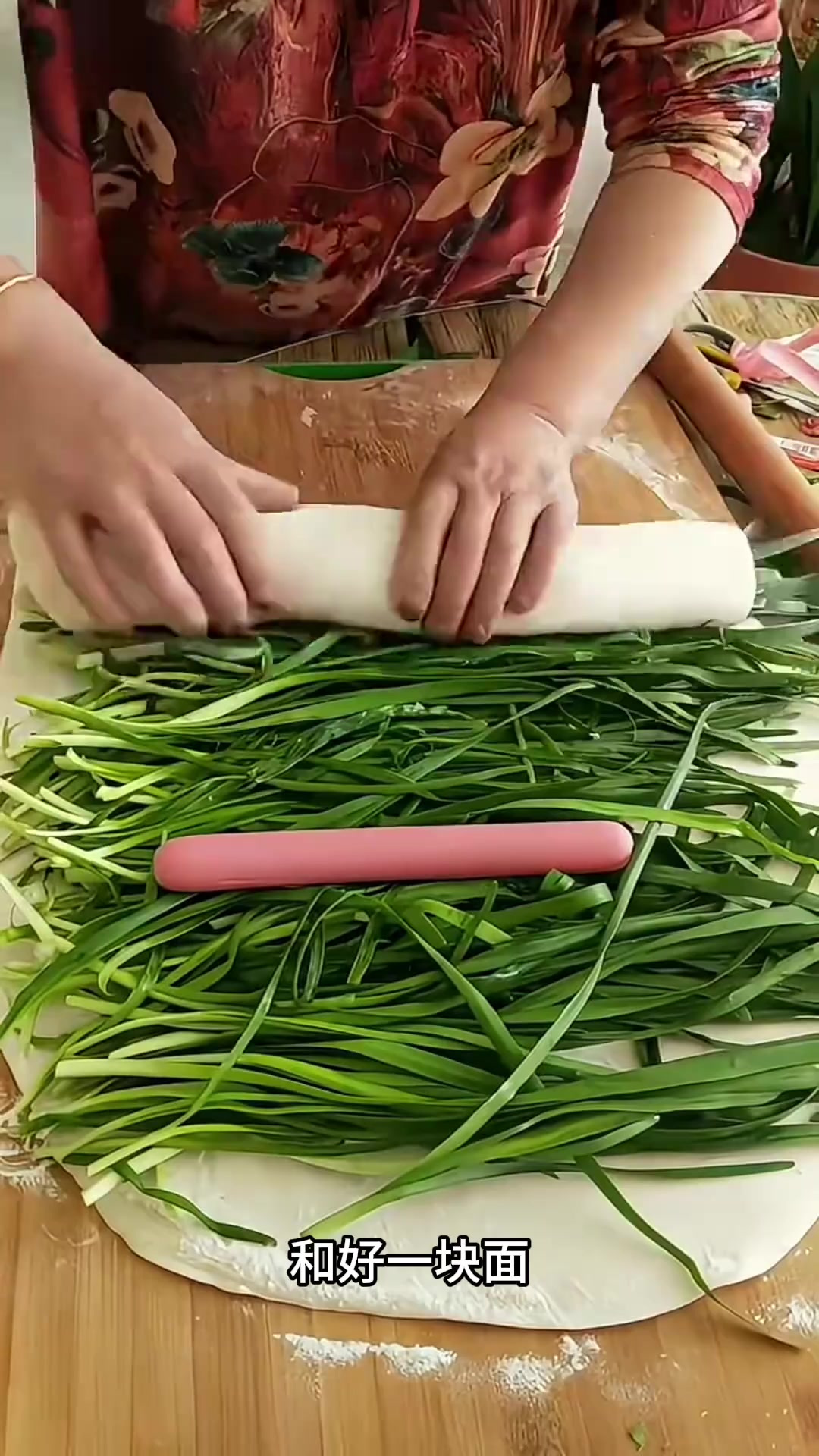 丈母娘教我简单快捷的韭菜火腿花卷制作方法,真是惊呆了我!