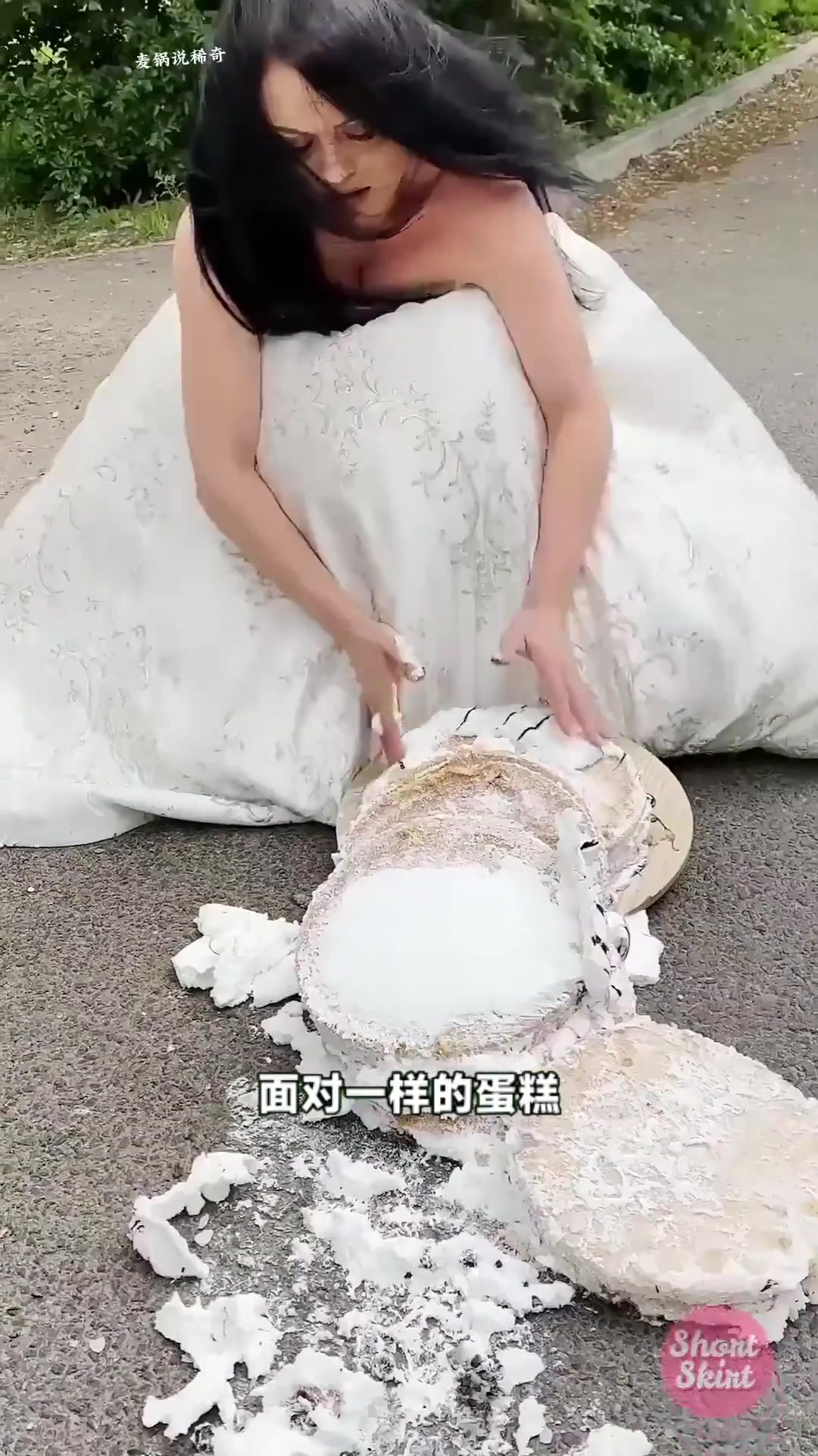 意外摔倒后的逆袭:三小蛋糕变身惊艳大蛋糕故事