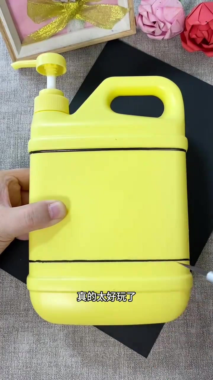 旧洗洁精瓶变身可爱小车,亲子手工玩具乐趣多!