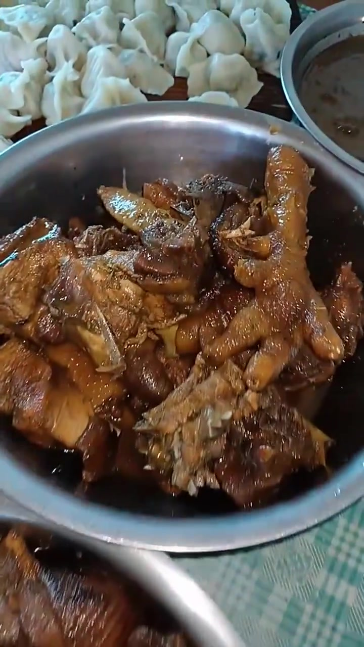 今日美食分享:炖小笨鸡与饺子的完美搭配,口感超赞!