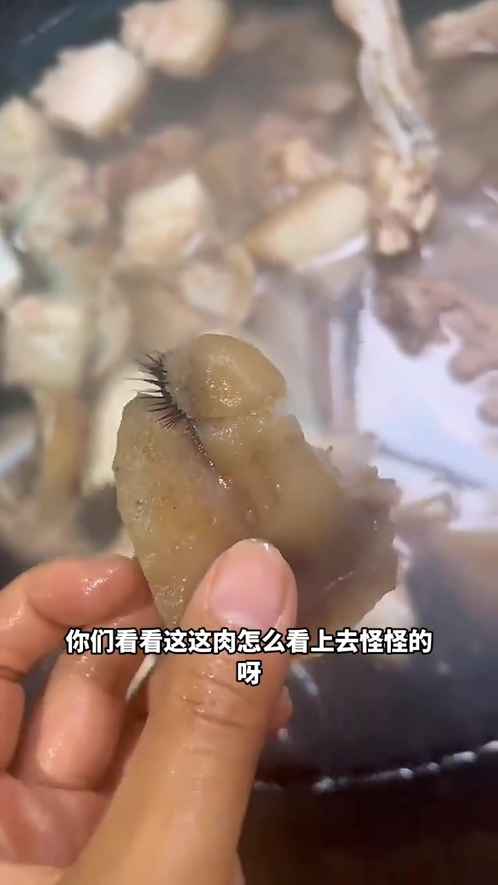“饭店牛肉锅底实拍:这肉看起来真的让人不敢下口!”