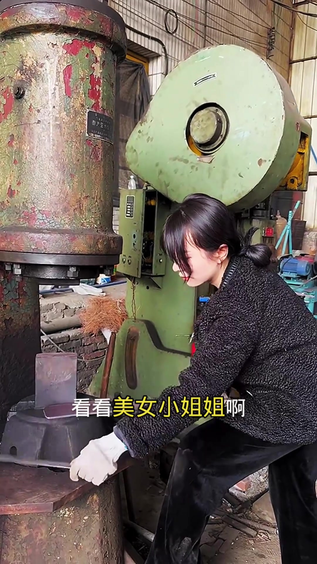 女工匠手工锻打菜刀,展现传统技艺与女性力量的完美结合!