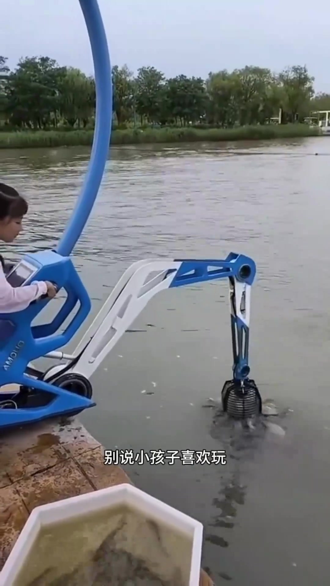 湖边钓鱼机:新型娱乐项目让家长和孩子乐不停