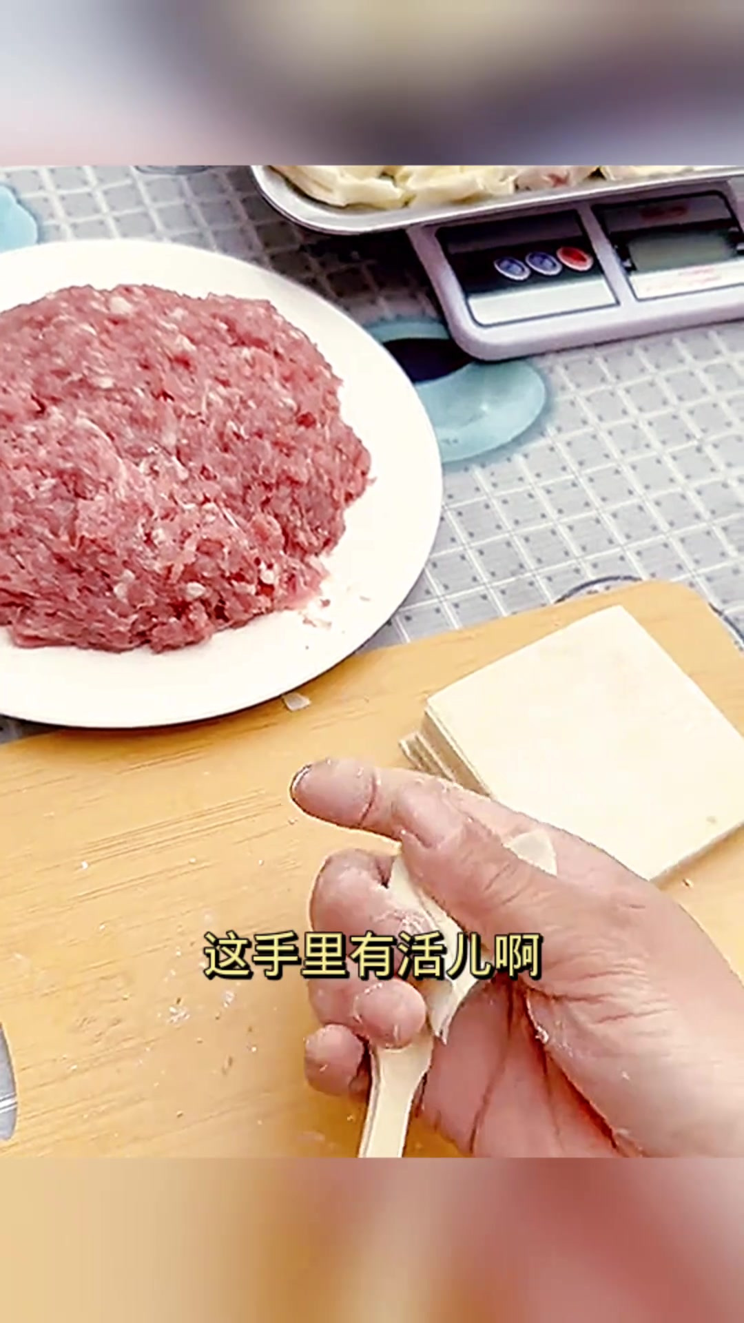 新员工的馄饨包法:惊艳又真实