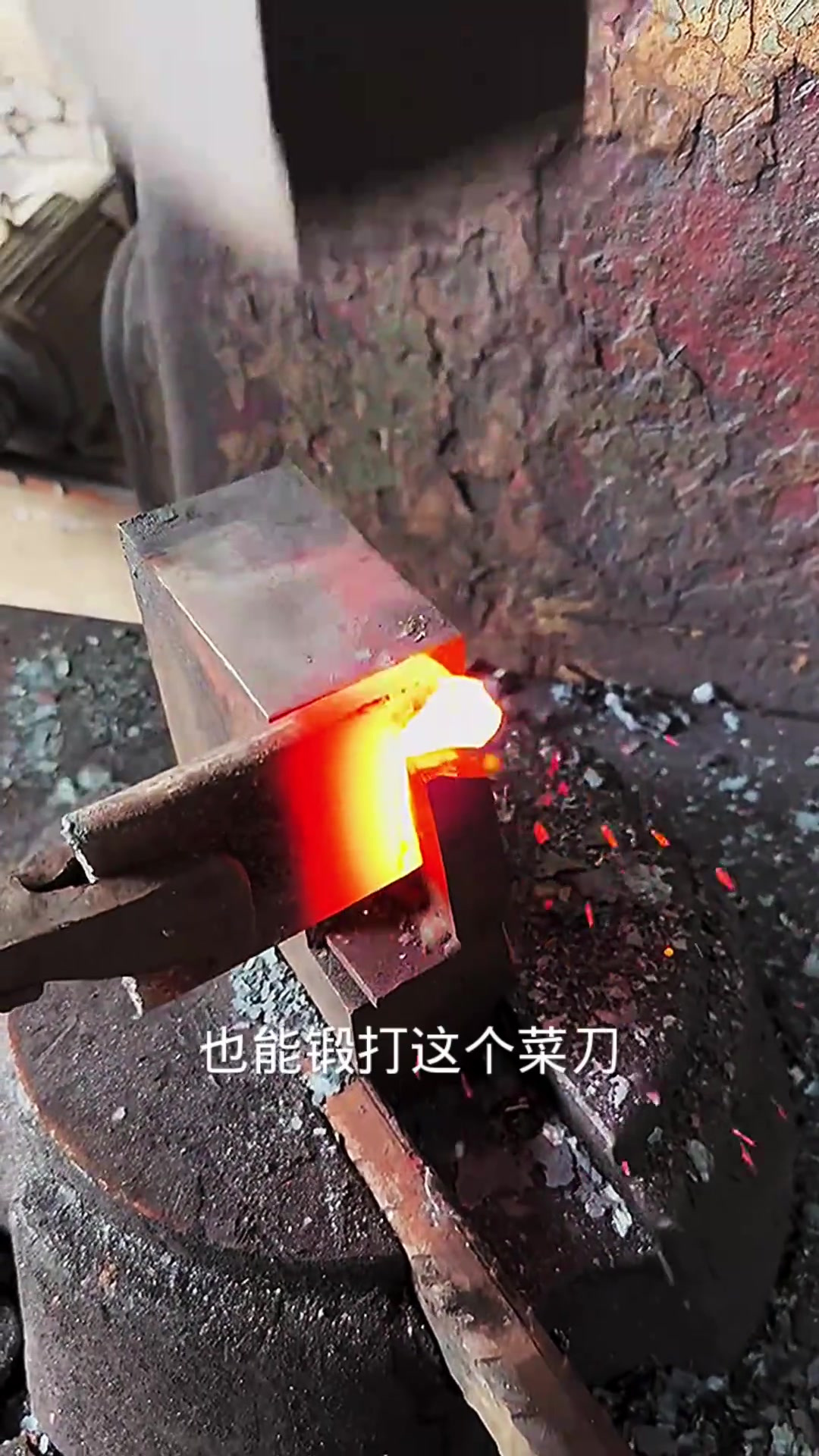 打铁不分性别,小姐姐用巧手打造精美菜刀!