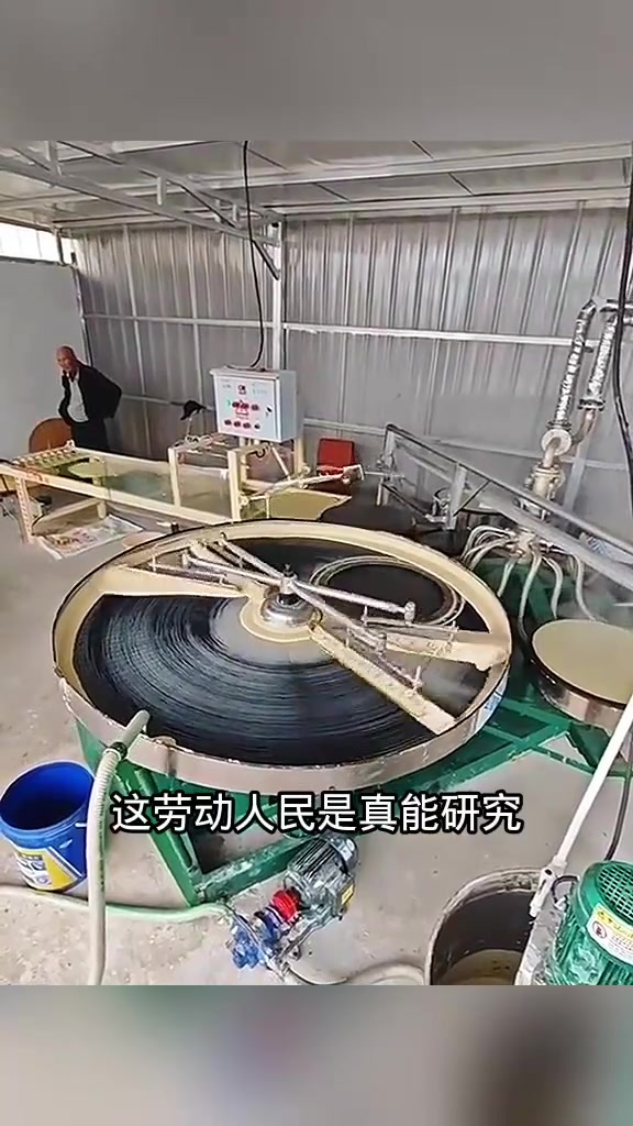 劳动人民创新:自动化摊煎饼机器惊艳亮相