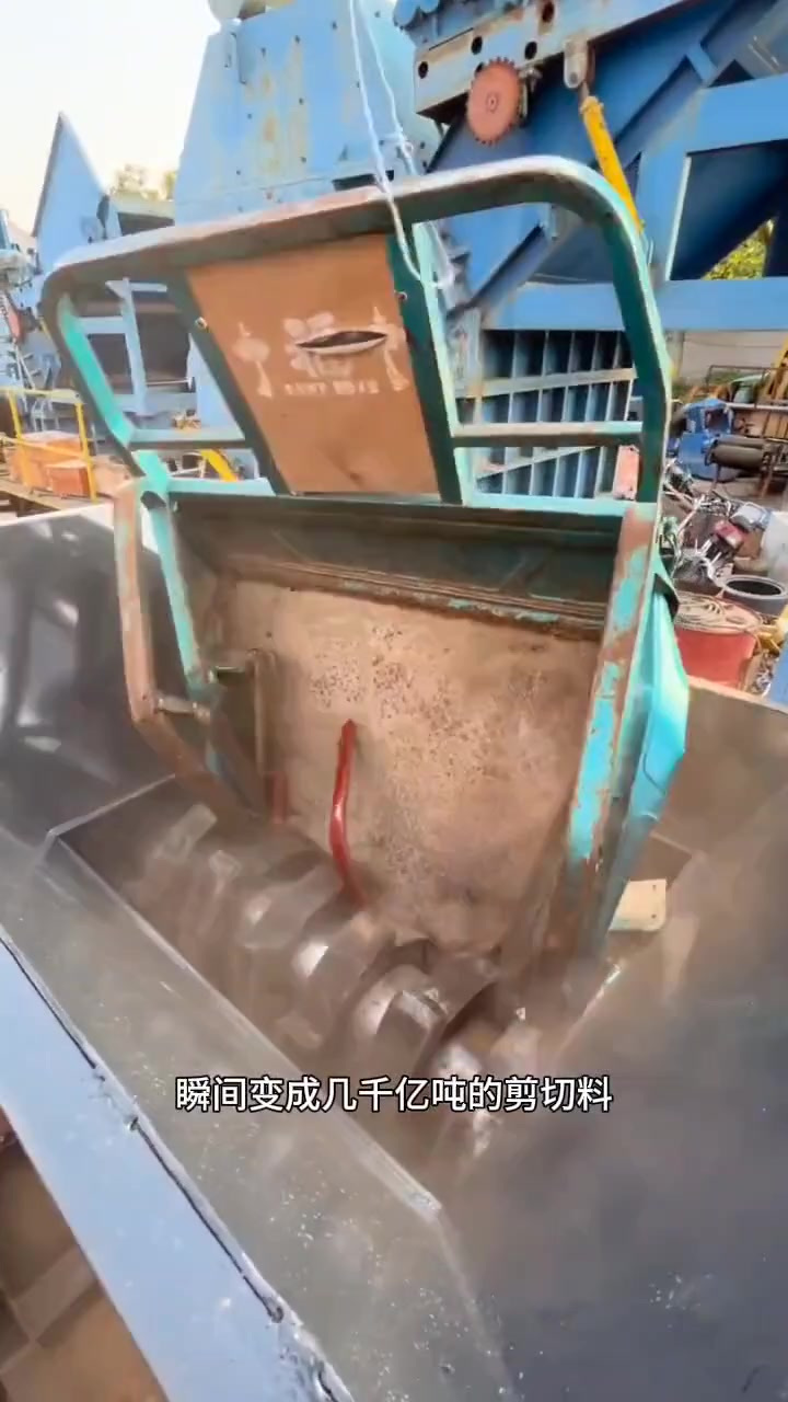 回收的废旧三轮车架子经过这台撕碎机的加工,瞬间变成几千一吨的