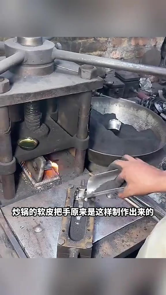 炒锅的把手,原来是这样制作的!