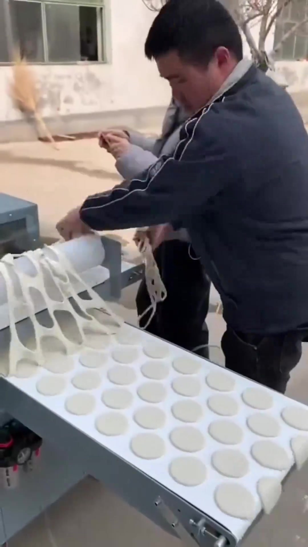 快速制饺子皮的机器,轻松完成家常美食!