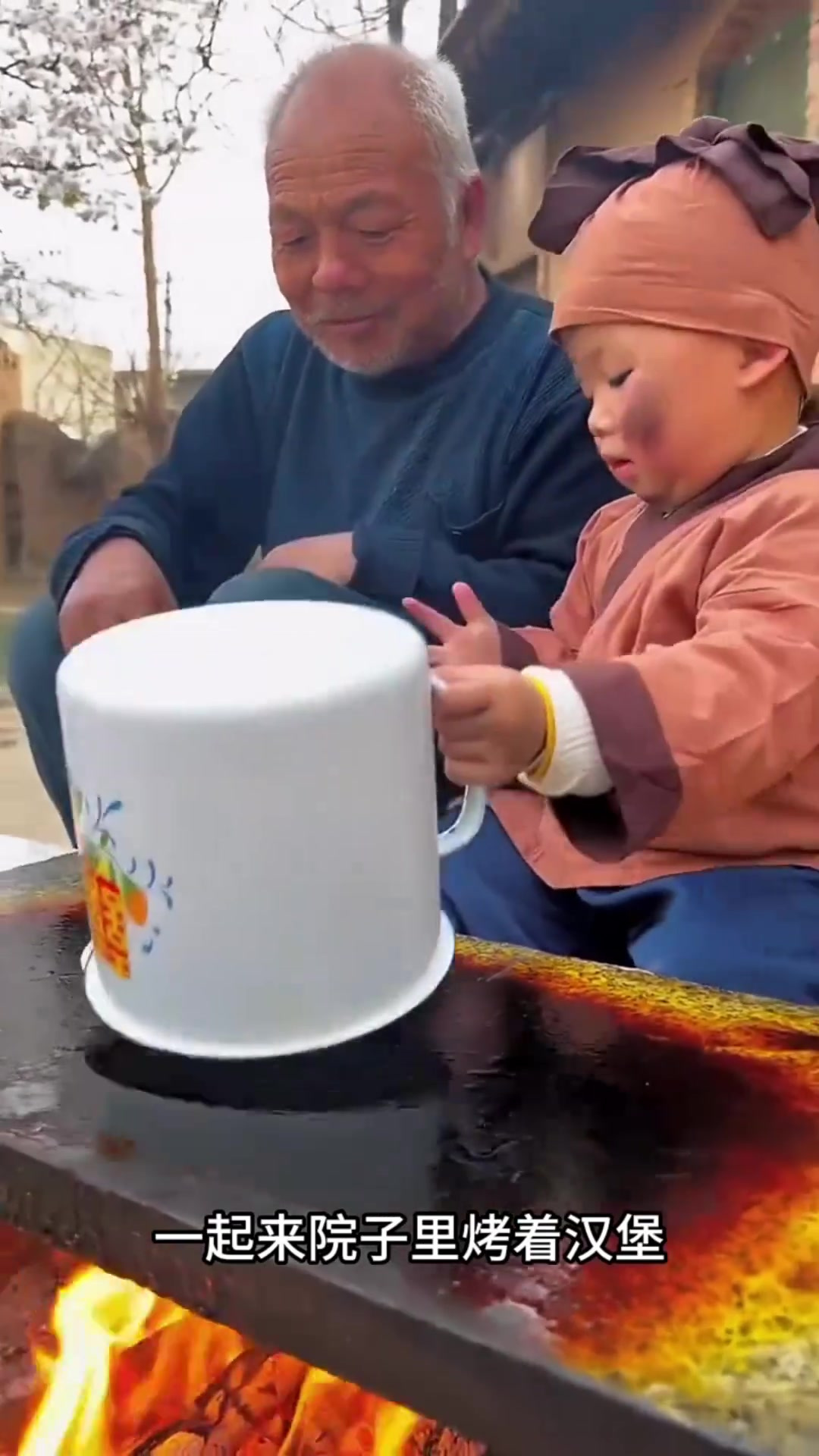 爷爷陪伴孙子,共同制作美味乡村汉堡的温馨时光