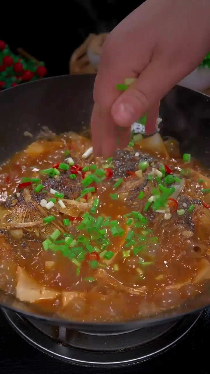 红烧鱼头炖豆腐,汤汁泡饭又能多吃两碗大米饭