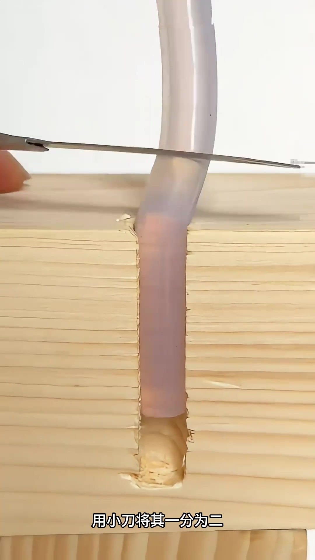 如何将钉子拧紧粗大的孔洞里,这个方法太有才了