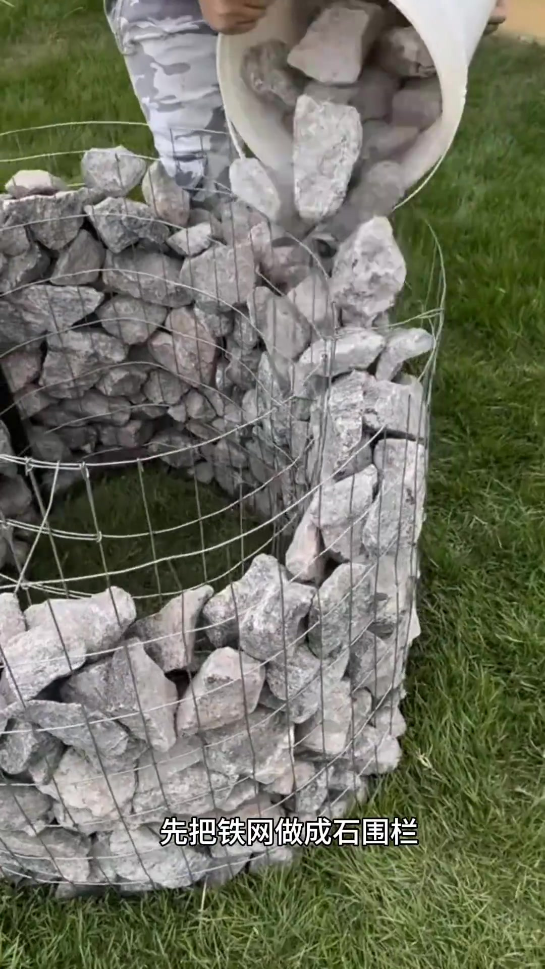 看着男子自制的户外烤肉，真的太方便了吧