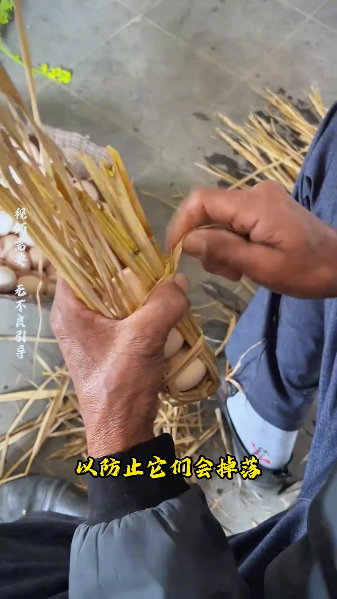 用干稻草包装鸡蛋,你有没有见过呢,太有趣了