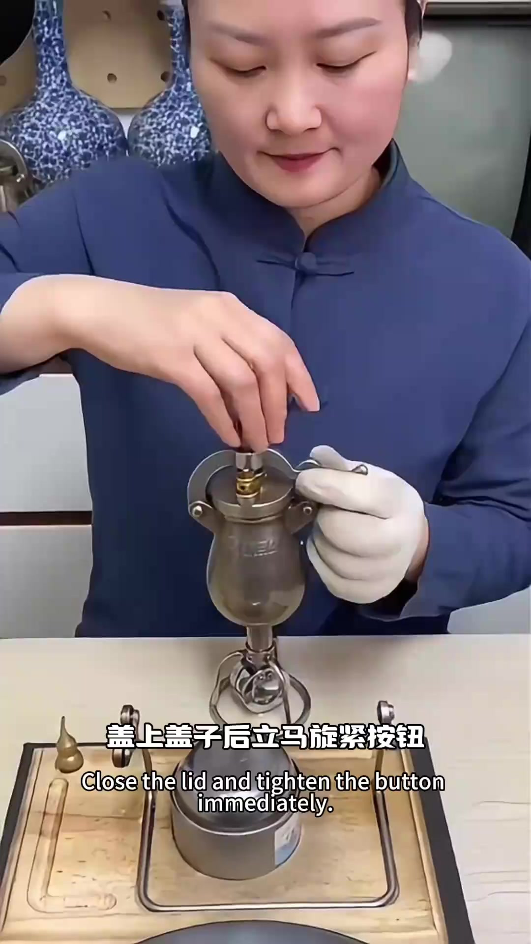 女人在家制作“炒米”,味道很不错