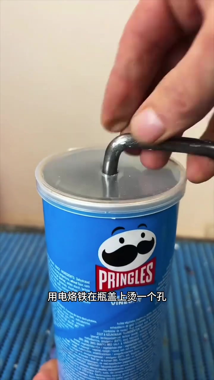 太牛批了,吃完的薯片桶不要扔,可以改成滚棒收纳桶