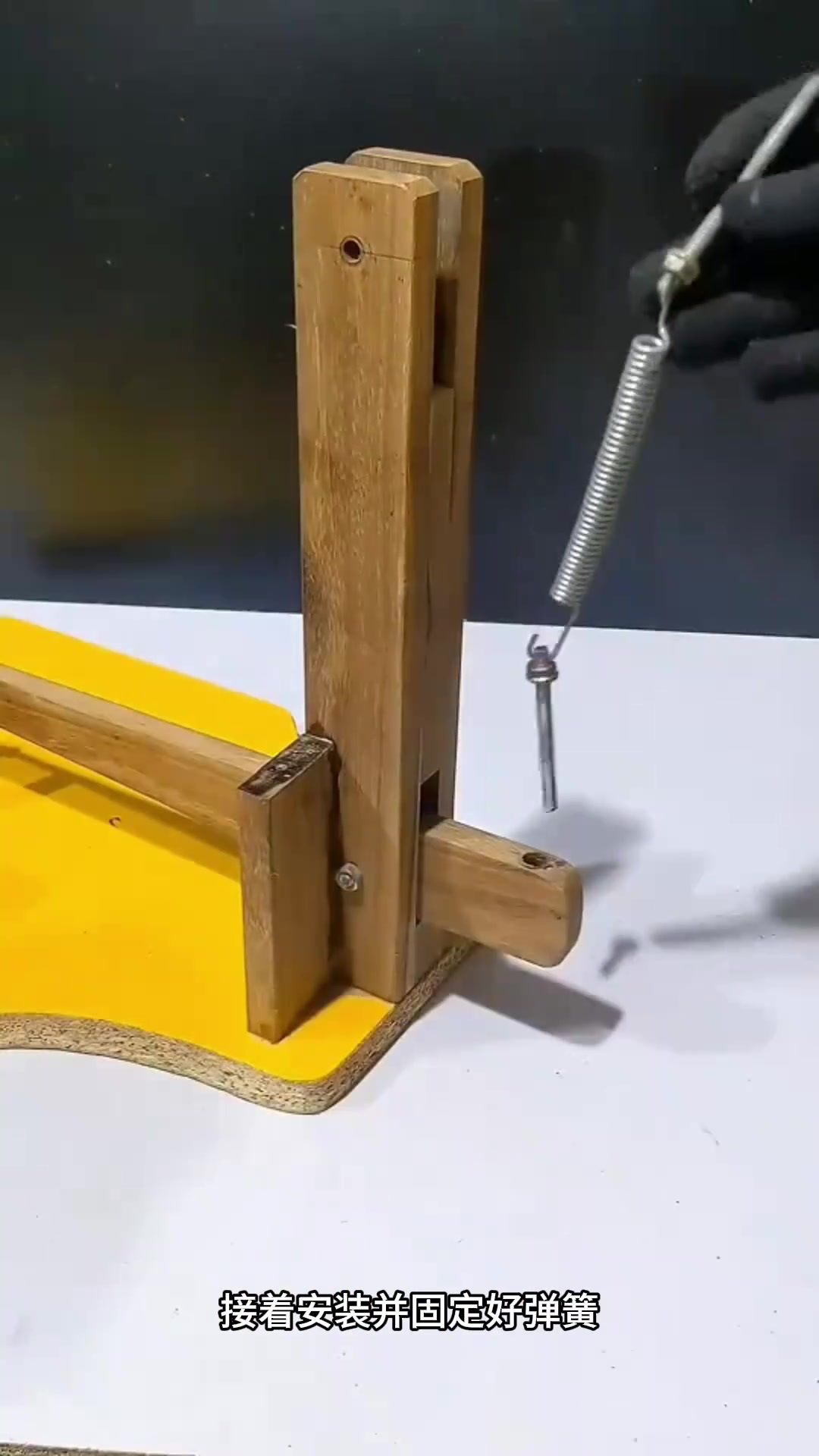 巧妙创意:用电钻与钓鱼竿自制多功能手工台锯