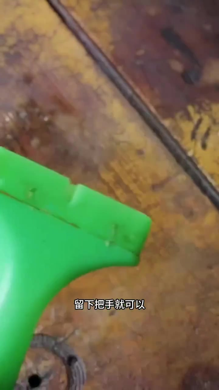 太牛批了,报废的刷子和瓶盖,可以改成刮鱼鳞神器