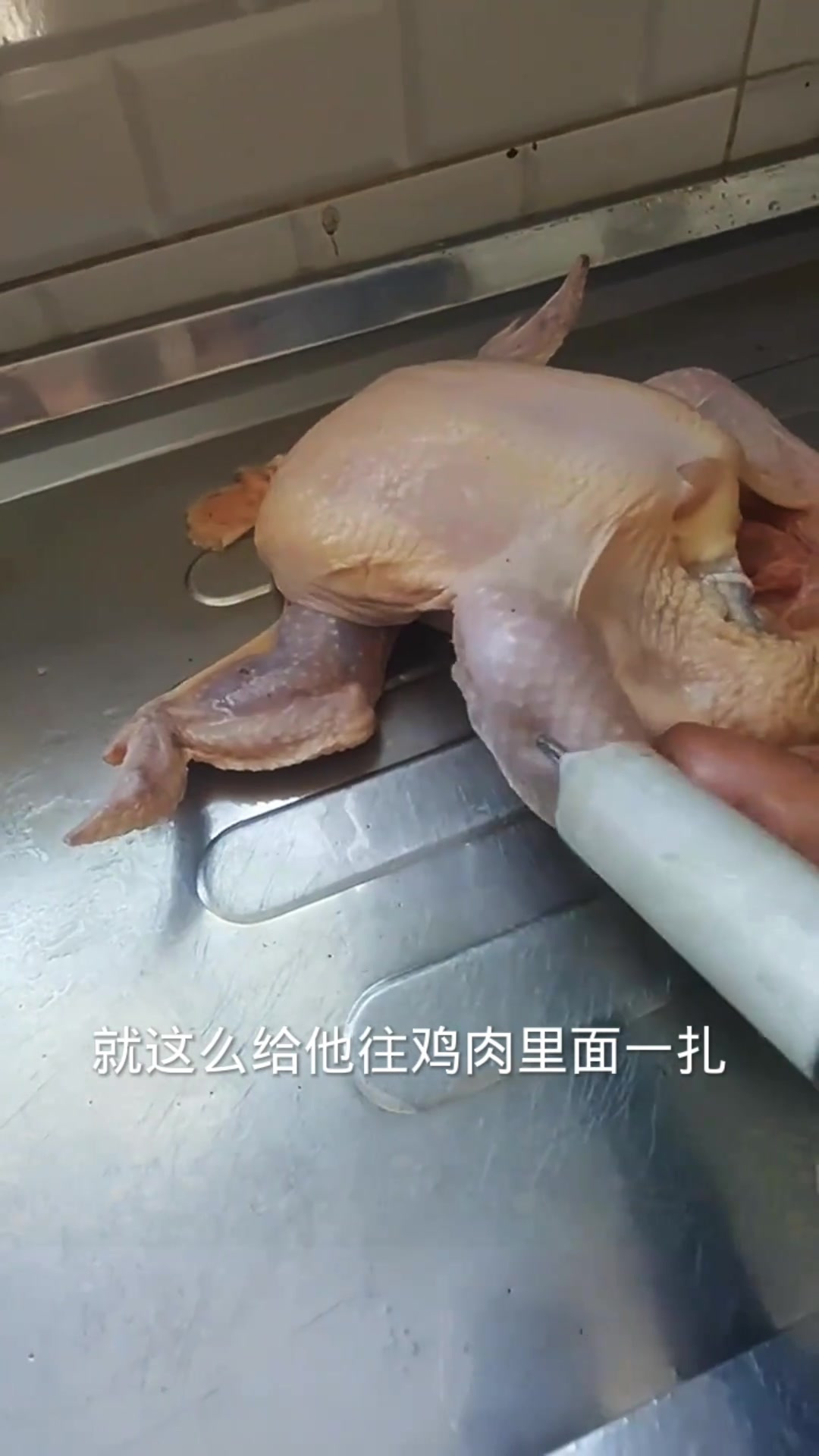 揭秘鸡肉丰满的秘密:工人用针管给肌肉注射,效果惊人!