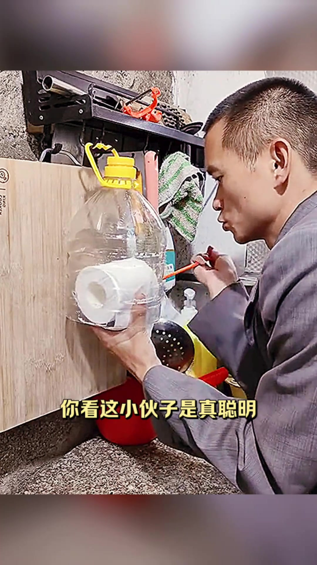 “聪明小伙改装小油桶:简单创意解决纸巾问题”