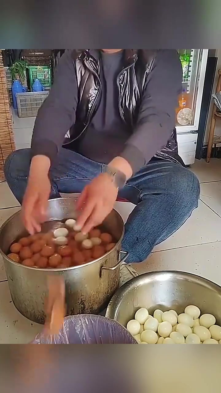 高手在民间:板面店老板教你如何轻松剥鸡蛋壳的秘诀