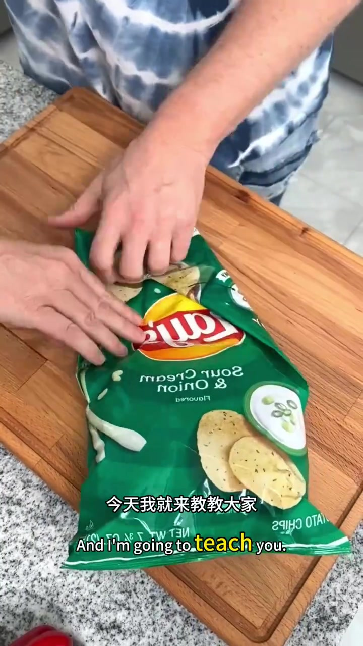 轻松保存薯片的方法:教你简单折叠塑料袋保持新鲜