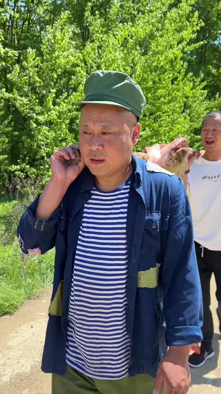 大鲶鱼的不一般的做法，寡妇直接搬走一个大鱼头