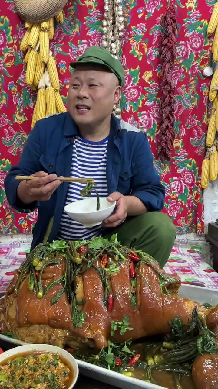 这么大的肘子，这样的刺老芽吃法，你吃过吗