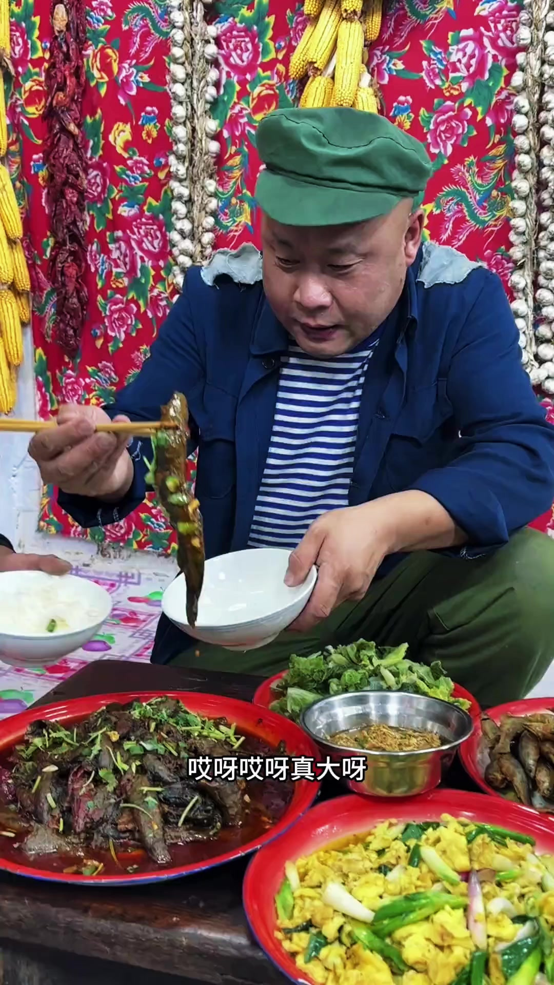 东北猫冬生活，冬日河里的泥鳅鱼