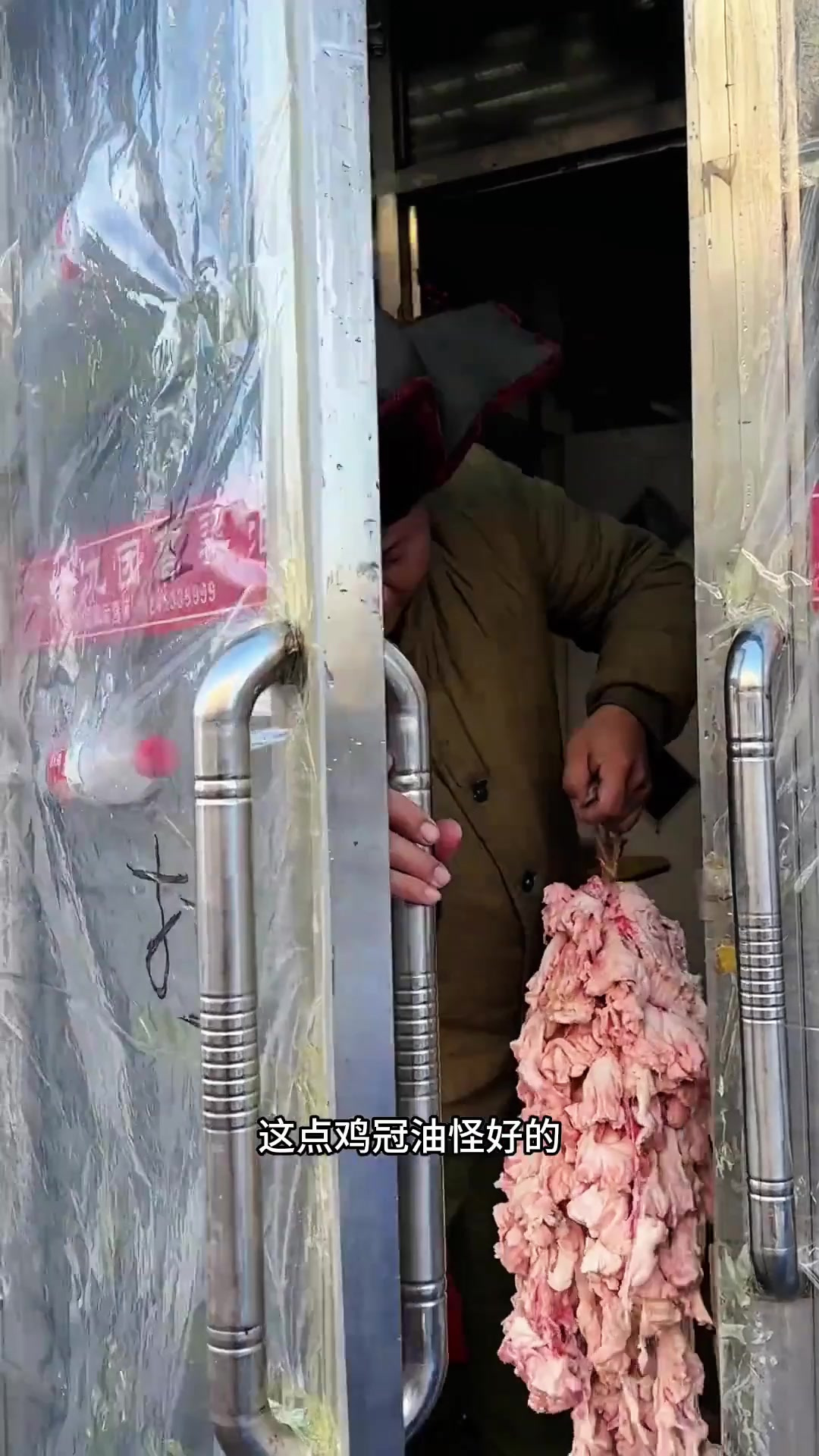 没有小寡妇来蹭饭，一个人吃红烧鸡冠油大蒸饺吃到爽