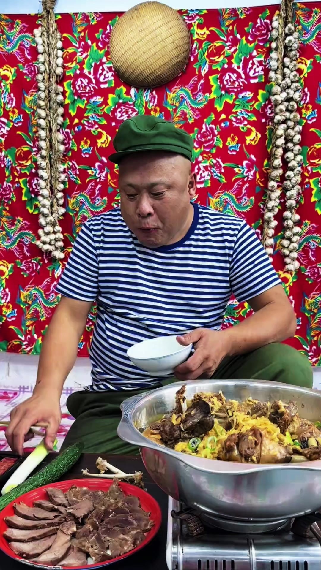猫冬下雪了,铁锅大鸭子炖酸菜真的太香了