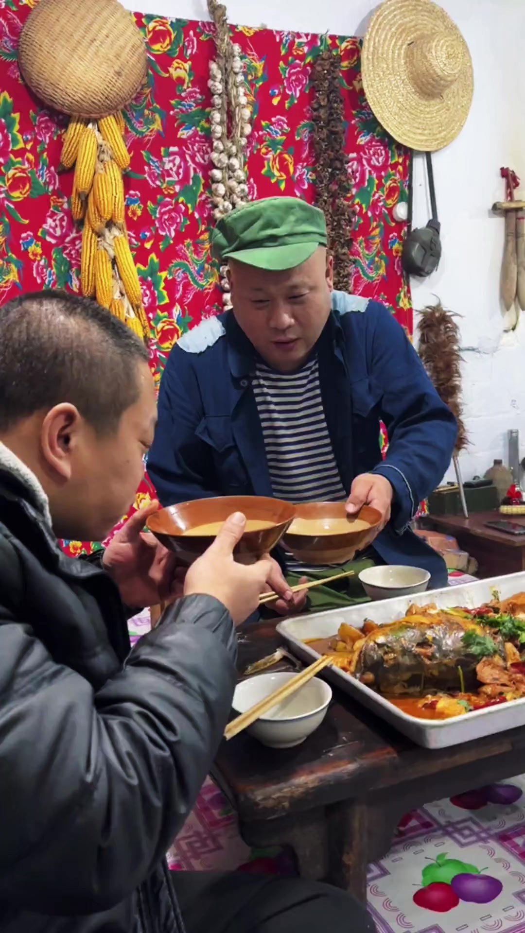 东北猫冬生活，东北铁锅炖大个胖头鱼