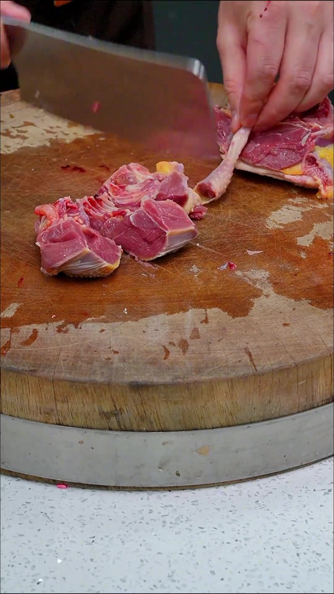 给家人炖上这样一锅菌菇乳鸽汤,香气四溢,简单好喝