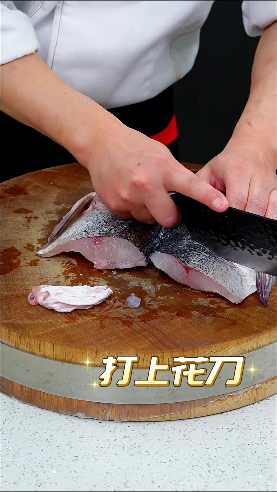 剁椒鱼头你在家像我这样做,做法简单,鱼头鲜嫩还不腥