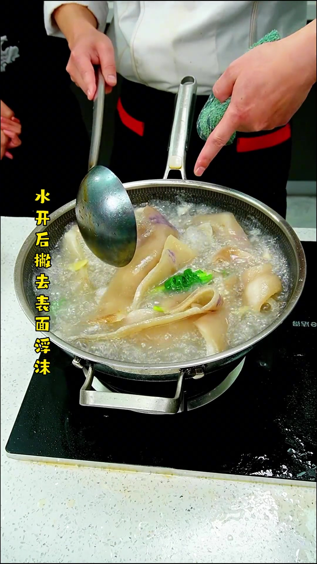 五香肉皮冻,劲道又爽口,蘸上料汁真的太香了