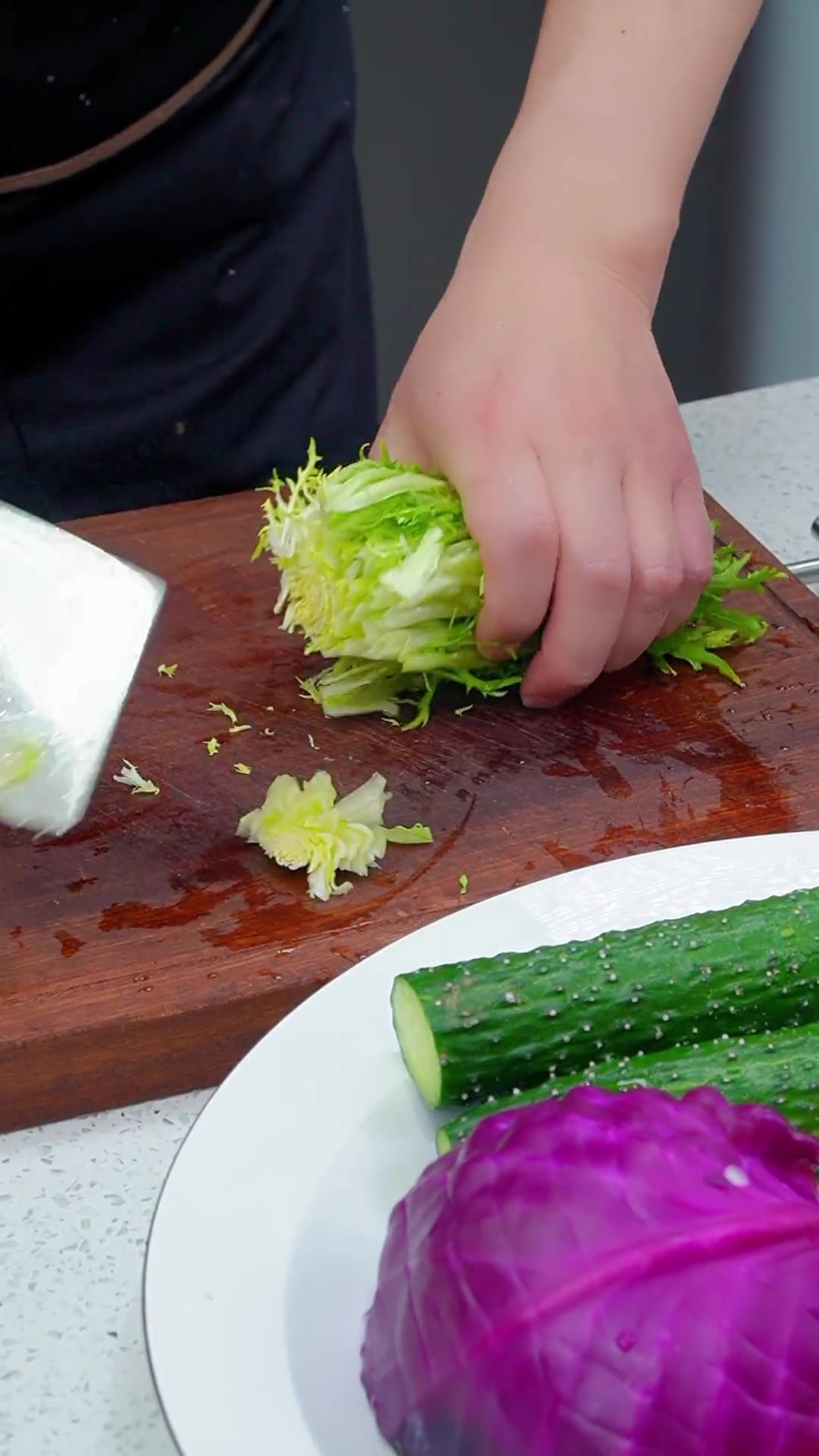 来一碗清脆爽口的蔬菜沙拉吧,香甜解腻,满满的维生素