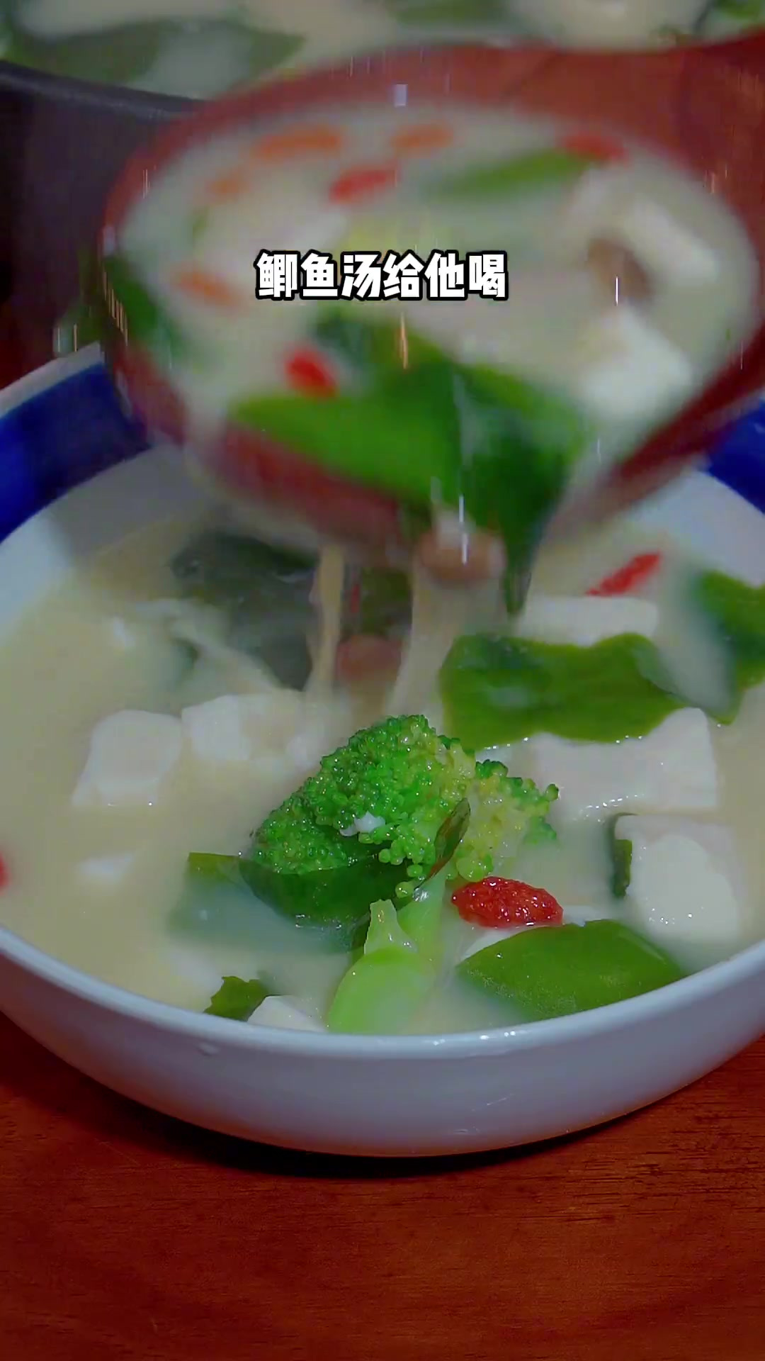 下次给孩子炖鲫鱼汤你就像我这样做,炖出来和牛奶一样白
