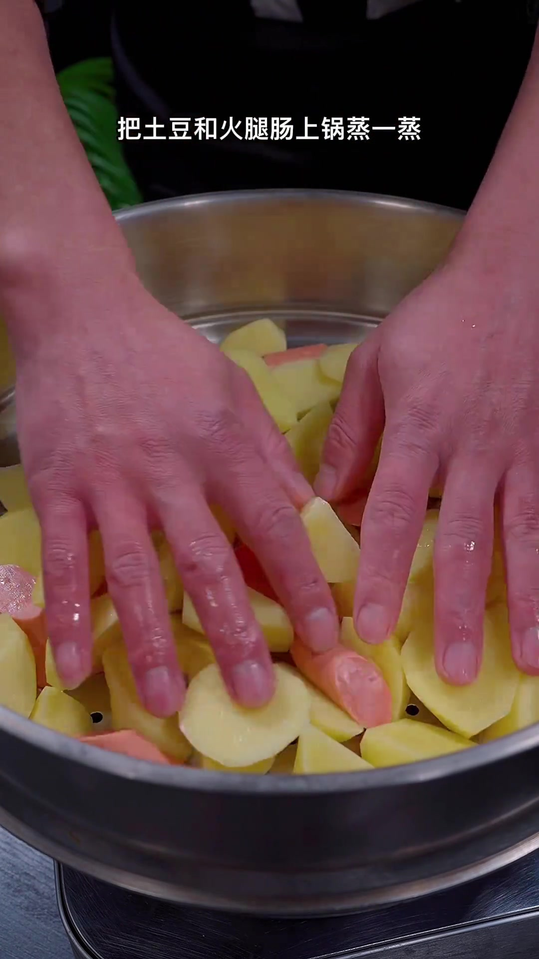 把土豆和火腿肠放锅里蒸一蒸,出锅就是大小朋友爱的美食