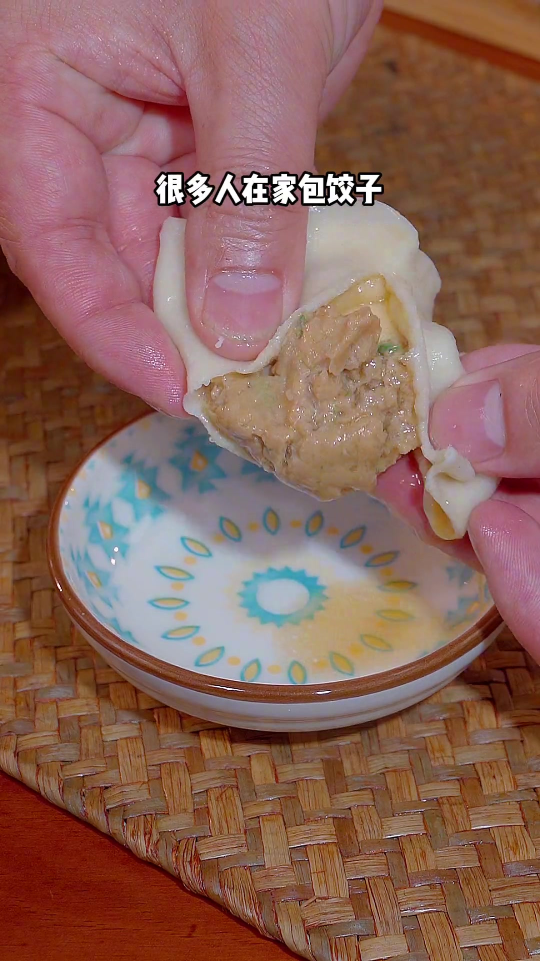 好吃不过饺子，怎么调饺子馅才能鲜嫩多汁呢，别眨眼哦！